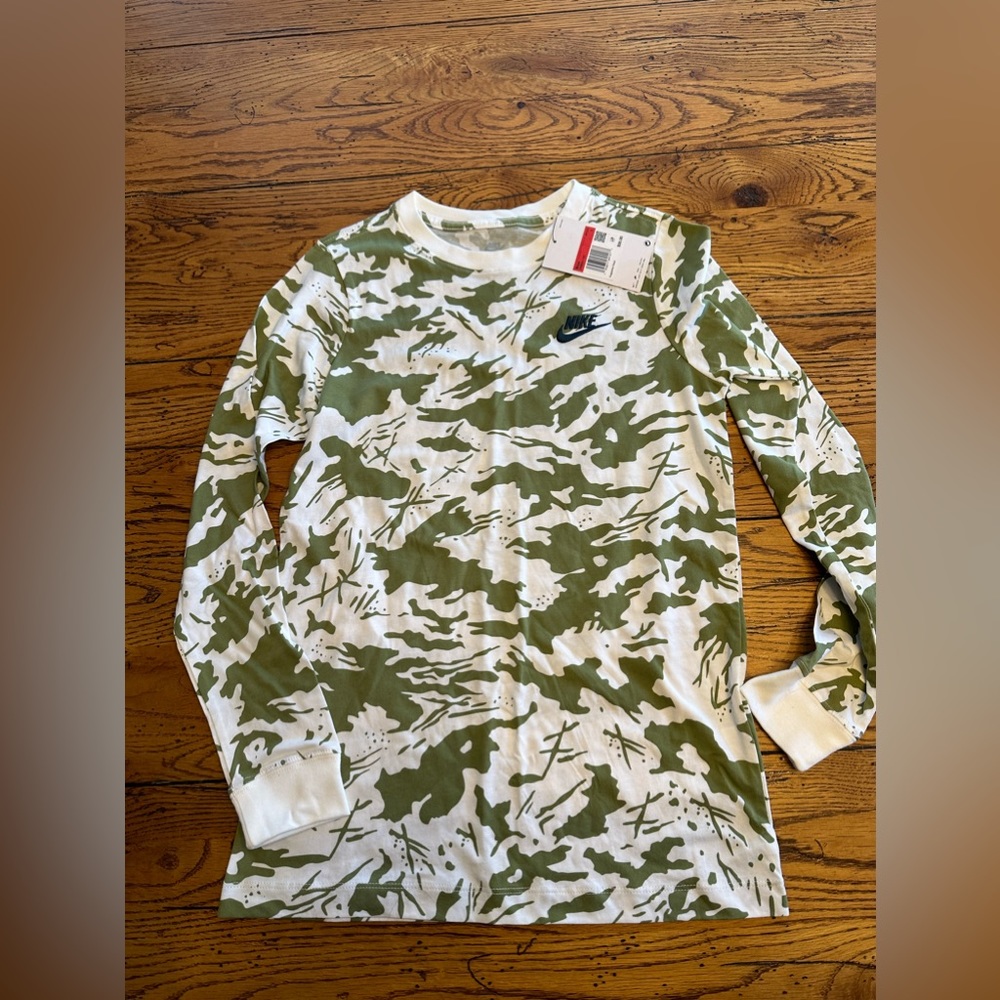 Nike boys long sleeved T sz Lg NWT